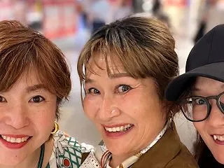 同行ショッピング、ファーをもっとカジュア…
