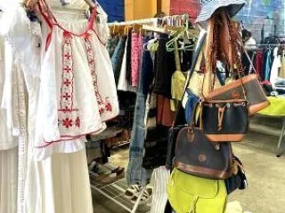カカアコからワイキキ① 古着マーケットを…