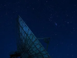 パラボラアンテナと星空・・・by空倶楽部