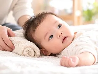 【タオルで泣くとき】赤ちゃんの向き癖で見…