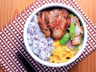 豚肩ロース肉のみそ漬け。強い霜が降りて生…