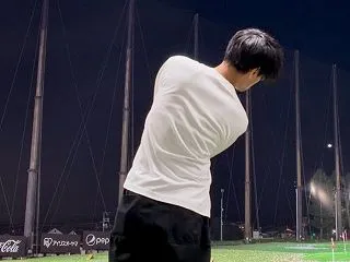 アプローチは右手首の角度をキープ｜打った…