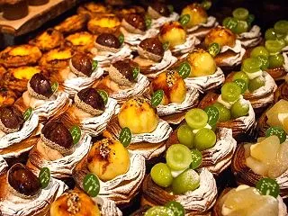 温かい珈琲や紅茶をご用意しています、テラ…