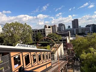 車ばかりのロサンゼルスで、この小さな鉄道…