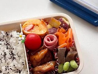 お弁当と生放送へ。