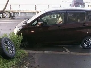 車のタイヤ脱落「出発時からガタガタ…」前…