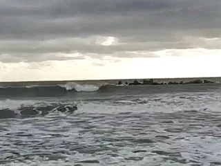 朝の波乗り 砂が冷たくなってきましたよー