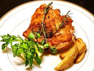 赤唐辛子を使った辛味の強いチキンソテー：…