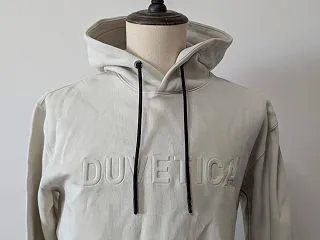 灰・グレージュ プルオーバーパーカー。