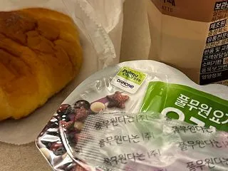 旅先の朝時間、聖水で買った塩パンとコーヒ…
