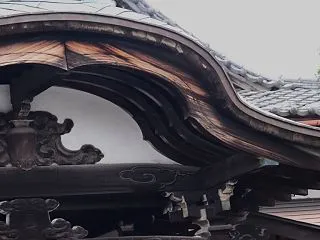 美しい曲線の破風は東岳寺 358 「建築…