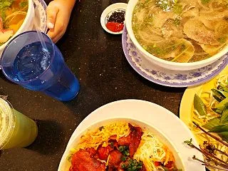 香港と東京が同居するワンタン麺