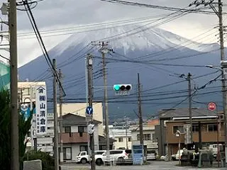玄関前より今朝の富士山です