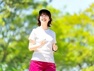 足関節捻挫の固定は長いほど安心？外すタイ…