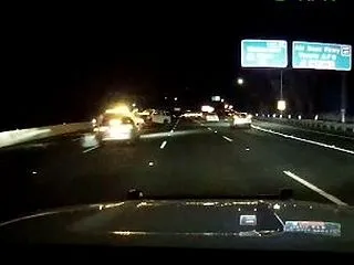 「テスラ」の車が自動運転中、高速道路で警…