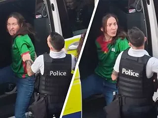 ベルギーで警察官が手錠をかけられた女性を…