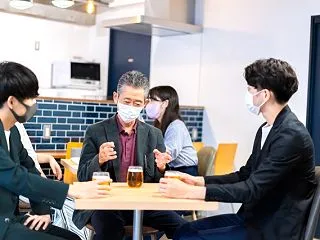 人は言葉では簡単に嘘をつける。言葉ではな…