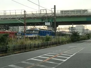 新鶴見で山形線E723系甲種、機関車交替…