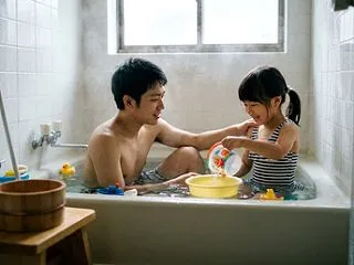 【悲報】ワイ、7歳の子とお風呂入って勃起…
