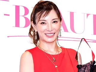 【芸能】加藤あい、授賞式に出席 来年デビ…