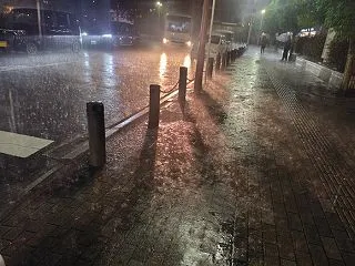 大雨が降る交野市内。落雷の影響で運転を見…