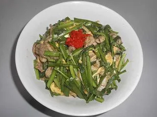 ニラ玉豚丼
