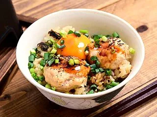 炊込みつくね丼「米粉でふわふわ月見つくね…