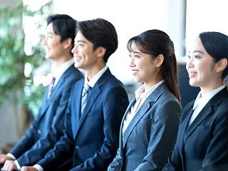 ブラウンスーツは何色の靴とネクタイが合う…