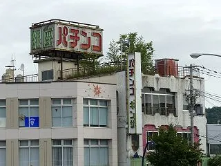【駅前に廃墟と廃ビル】JR北海道の滝川駅…