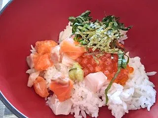 ランチぃ～♡ 鮭とイクラの親子丼