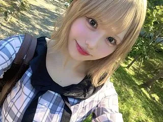 佐藤佳穂「どこか分かる〜？」緑の中の旅写…