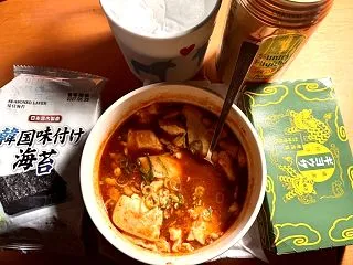 なぜかアテは崎陽軒の「ギヨウザ」。今日も…