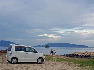 ワゴンR と 浜で遊ぶ子供たち