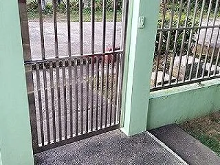 塀の鉄柵や外扉、ステンレス製に交換してか…