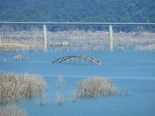 シューパロ湖からのぞいた集落跡