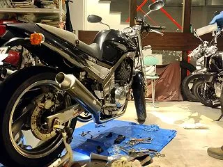同時多発的な交換作業★ W 650のオイ…