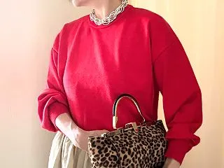 赤いニットとヒョウ柄のバッグのコーデ