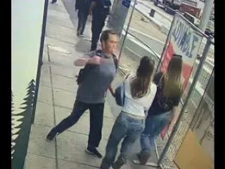 【動画】女が通りすがりの女性に突然殴りか…