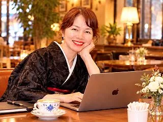 着物でカフェ仕事・Working fro…