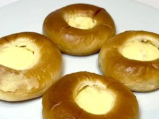 実食！りんご&チーズクリームパン…