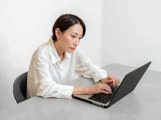 巻き肩を改善するつもりが逆効果？やっては…