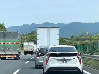 【恐怖】トラック直前でプリウスが酷すぎる…