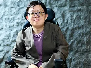 トピックス一覧 指定難病で電動車いすの少…
