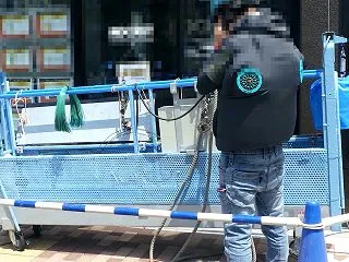 ゴンドラにてコーキング工事をしてきました…