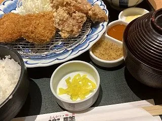 今日はたまごかけごはんの日 いまだ論争に…
