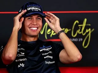 アレクサンダー・アルボン アロンソの後方…
