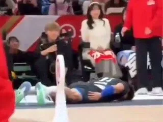 サーブを打ったあと、コートを走って女性ス…