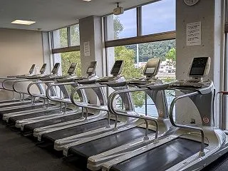 ジムでウォーキング10km（走れないなぁ…