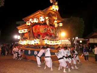 だんじりが神社内を曳行しおみこしが私部を…