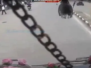 バイクに乗った男性2人がバスに轢か…